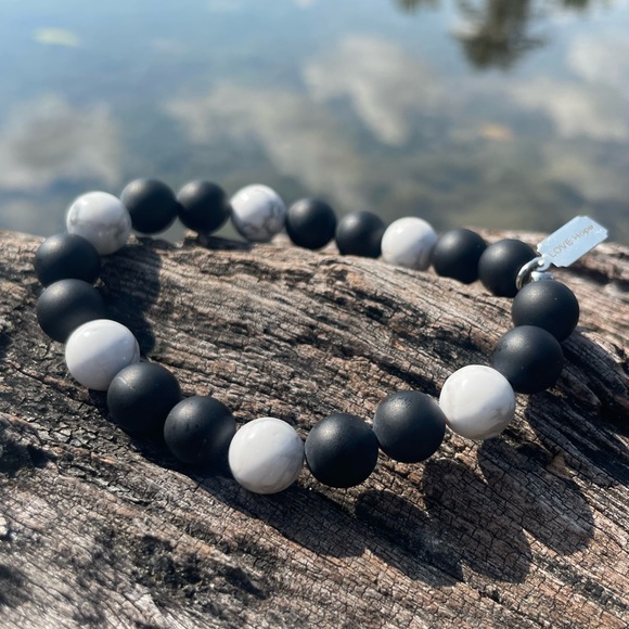 8mm Matt Onyx / Polished Howlite - Picture 1 of 2